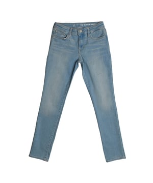 GAP super skinny jeans voor meisjes met stretch en een slanke pasvorm\n\n Deze super skinny broek van GAP voor meisjes heeft een ultrastrakke maar comfortabele pasvorm, ideaal voor alledaagse kleding of elegantere looks. De rekbare stof zorgt voor bewegingsvrijheid, terwijl de verstelbare tailleband zorgt voor een perfecte pasvorm.\n\n Details:\n Superstrakke pasvorm van heup tot zoom.\n Stretch denim stof voor comfort.\n Taille met knoop, rits en verstelbare binnenpas.\n Functionele voor- en achterzakken.\n Taille met riemlussen.\n\n Veelzijdige, comfortabele en stijlvolle skinny broek voor meisjes, perfect voor elke gelegenheid.\n\n\n\n\n\n\n\n Vraag ChatGPT\n Samenstelling: 72% katoen, 27% polyester, 1% elastaan\n Onderhoud:\nMachinewas koud met vergelijkbare kleuren.\n Drogen in de droogtrommel op lage temperatuur.\n Indien nodig strijken op middelhoge temperatuur.