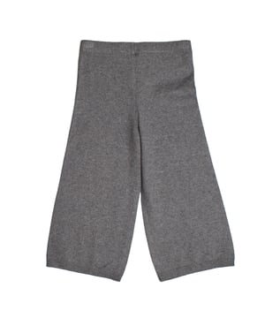 GAP Mädchen-Strickhose mit weitem Bein\n\n Diese Strickhose für Mädchen von GAP bietet dank ihres weichen Stoffes und der lockeren Passform Komfort und Bewegungsfreiheit. Das Schlupfdesign und der elastische Bund sorgen für eine bequeme Passform, ideal für den Alltag. Perfekt zum Kombinieren mit Pullovern oder T-Shirts für lässige und gemütliche Looks.\n\n Details:\n Weit und gerade geschnitten.\n Weicher und angenehm anzufassender Strickstoff.\n Elastischer Bund für mehr Komfort.\n Gerippte Abschlüsse an Taille und Saum.\n Leichtes und vielseitiges Kleidungsstück für jede Jahreszeit.\n\n Bequeme und funktionelle Strickhose für Mädchen, ideal für den Alltag mit einem entspannten und modernen Stil.\n Komposition: 53 % Baumwolle, 47 % Nylon\n Pflege:\nMit ähnlichen Farben kalt in der Maschine waschen.\n Bei niedriger Temperatur trocknen.\n Bei Bedarf bei mittlerer Temperatur bügeln.