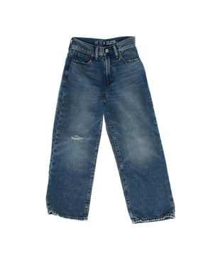 Jungenjeans mit klassischer und bequemer Passform.\n\n Diese Jeans aus strapazierfähigem Denim- und Baumwollstoff verfügen über ein traditionelles Five-Pocket-Design und einen Hosenschlitz mit Reißverschluss.\n\n Leichte Distressed-Details sorgen für einen modernen, lässigen Touch, während der gerade Schnitt entlang der Beine für eine einfache, vielseitige Passform sorgt.\n\n Sie sind ideal für den täglichen Gebrauch und vereinen Stil und Haltbarkeit, was sie zu einem Basic-Kleidungsstück in der Garderobe jedes Kindes macht.\n Komposition: 100% Baumwolle\n Pflege:\n- Maschinenwäsche kalt.\n - Verwenden Sie beim Waschen ähnliche Farben.\n - Vermeiden Sie die Verwendung von Bleichmitteln.\n - Bei niedriger Temperatur im Trockner trocknen.\n - Bei niedriger Temperatur bügeln.\n - Reinige chemisch nicht.