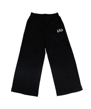 GAP meisjes joggingbroek met rechte pijp en middennaad\n\n Deze GAP joggingbroek voor meisjes biedt comfort en stijl in een strak, modern ontwerp. Ze zijn gemaakt van zachte stof en hebben een rechte pijp, een naad middenvoor en een elastische tailleband voor een comfortabele pasvorm. Het GAP-logo op de zijkant zorgt voor een opvallende touch.\n\n Details:\n Recht model met een wijde pijp.\n Zachte en warme stof.\n Elastische tailleband zonder koord.\n Discrete zijzakken.\n Zachte voering.\n Decoratieve middennaad op beide benen.\n GAP-logo geborduurd bovenaan.\n\n Ideale meisjesbroek die comfort, functionaliteit en minimalistische stijl combineert voor elke gelegenheid.\n Samenstelling: 77% katoen, 23% polyester\n Onderhoud:\nMachinewas koud met vergelijkbare kleuren.\n Drogen in de droogtrommel op lage temperatuur.\n Indien nodig strijken op middelhoge temperatuur.