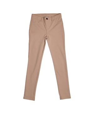 Uniformhose für Mädchen aus Jersey-Strick.\n\n Diese GAP Mädchenhose ist aus weichem Jersey-Strick gefertigt und bietet die nötige Dehnbarkeit und den Komfort für den Alltag. Die schmale Passform sorgt für einen eleganten Look, perfekt für Schuluniformen oder formellere Outfits.\n\n Details:\n Kleidungstyp: Lange Hose im Uniformstil für Mädchen.\n Design: Schlicht mit funktionalen Gesäßtaschen und dekorativen Fronttaschen.\n Taille: Elastisch mit Gürtelschlaufen.\n Verschluss: Vorne mit Metallknopf und Reißverschluss.\n Material: Weicher und dehnbarer Jersey-Strick.\n Passform: Enger Leggings-Stil, bequem und flexibel.\n\n Eine praktische und vielseitige Mädchenhose, die den Stil einer Uniform mit dem Komfort von Stretchgewebe kombiniert.\n Komposition: 36 % Baumwolle, 34 % Nylon, 24 % Polyester, 6 % Elastan\n Pflege:\nMaschinenwäsche in kaltem Wasser.\n Verwenden Sie kein Bleichmittel.\n An der Luft trocknen.\n Bei niedriger Temperatur bügeln.\n Reinige chemisch nicht.