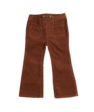 Schlaghose aus Cord für Mädchen im Retro-Stil und mit weicher Textur.\n\n Diese GAP Mädchenhose kombiniert ein Vintage-inspiriertes Design mit der Wärme und Weichheit von Cord. Ihre Vordertaschen und der ausgestellte Schnitt machen sie bequem und stilvoll für den Alltag.\n\n Details:\n Art des Kleidungsstücks: Lange Hosen für Mädchen.\n Design: Ausgestelltes Bein mit aufgesetzten Taschen vorne.\n Taille: Gummizug hinten mit Gürtelschlaufen.\n Verschluss: Reißverschluss.\n Material: Weicher und strapazierfähiger Cordstoff.\n Passform: Bequem, mit weitem Beinausschnitt ab dem Knie.\n\n Eine Mädchenhose mit Retro-Touch, ideal für originelle und gemütliche Looks zu jeder Jahreszeit.\n Komposition: 98 % Baumwolle, 2 % Elasthan\n Pflege:\nMaschinenwäsche in kaltem Wasser.\n Verwenden Sie kein Bleichmittel.\n An der Luft trocknen.\n Bei niedriger Temperatur bügeln.\n Reinige chemisch nicht.