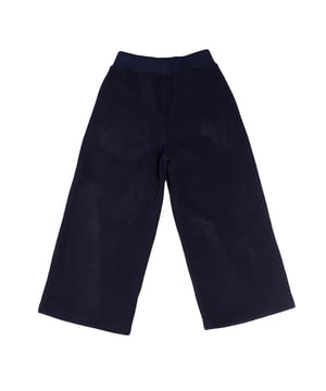 Soepele broek met wijde pijpen voor meisjes, ideaal voor ontspannen momenten.\n\n Deze lange broek #M1 voor meisjes combineert zachtheid en casual stijl in een comfortabel stuk voor elke dag. Het rechte model en de zachte stof maken hem perfect om thuis in te luieren of voor casual uitjes met een knusse touch.\n\n Details:\n Type kledingstuk: Lange broek voor meisjes.\n Design: Uitlopende pijpen met geborduurd logo bovenaan.\n Taille: Elastisch, geen zichtbaar tunnelkoord.\n Sluiting: Geen sluiting, aan te trekken.\n Zakken: Functionele zijzakken.\n Materiaal: Zacht en warm pluche.\n Pasvorm: Losse pasvorm, ontworpen voor dagelijks comfort.\n\n Veelzijdige en warme meisjesbroek, ideaal om te genieten van comfort zonder stijl op te offeren.\n Samenstelling: 100% polyester\n Onderhoud:\nMachinewas in koud water.\n Geen bleekmiddel gebruiken.\n Aan de lucht drogen.\n Niet chemisch reinigen.