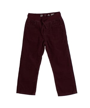 GAP Cordhose für Baby Jungen mit elastischem Bund\n\n Diese Cordhose GAP für Baby-Jungen ist perfekt, um es an kühlen Tagen bequem zu haben. Ihr gerades Beindesign und der weiche Stoff sorgen für Wärme, während der elastische Bund mit Kordelzug das An- und Ausziehen erleichtert.\n\n Details:\n Art des Kleidungsstücks: Lange Hose.\n Schnitt: Gerades Bein.\n Taille: Elastisch mit verstellbarem Kordelzug.\n Taschen: 5 Taschen.\n Material: Weicher und warmer Baumwollcord.\n\n Bequeme und funktionelle Babyhosen für Jungen, ideal, um ihn bei jedem Abenteuer des Tages zu begleiten.\n Komposition: 100% Baumwolle\n Pflege:\nMit ähnlichen Farben kalt in der Maschine waschen.\n Bei niedriger Temperatur trocknen.\n Bei Bedarf bei mittlerer Temperatur bügeln.
