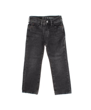 Gerade geschnittene Jungenjeans für eine klassische und bequeme Passform.\n\n Diese Jeans sind aus strapazierfähigem Denim-Stoff gefertigt und verfügen über ein traditionelles Five-Pocket-Design.\n\n Sie verfügen über einen Frontverschluss mit Knopf und Reißverschluss, während die Größen 4 bis 8 über einen praktischen Hakenverschluss verfügen, der unter dem Zierknopf versteckt ist, und zusätzlich über ein verstellbares Gummiband auf der Innenseite verfügen, das für eine perfekte Passform sorgt.\n\n Der gerade Schnitt an den Beinen sorgt für eine einfache und vielseitige Passform.\n\n Sie sind ideal für den täglichen Gebrauch und vereinen Stil und Haltbarkeit, was sie zu einem Basic-Kleidungsstück in der Garderobe jedes Kindes macht.\n Komposition: 100% Baumwolle\n Pflege:\n- Maschinenwäsche kalt.\n - Verwenden Sie beim Waschen ähnliche Farben.\n - Vermeiden Sie die Verwendung von Bleichmitteln.\n - Bei niedriger Temperatur im Trockner trocknen.\n - Bei niedriger Temperatur bügeln.\n - Reinige chemisch nicht.