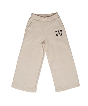 GAP meisjes joggingbroek met rechte pijp en middennaad\n\n Deze GAP joggingbroek voor meisjes biedt comfort en stijl in een strak, modern ontwerp. Ze zijn gemaakt van zachte stof en hebben een rechte pijp, een naad middenvoor en een elastische tailleband voor een comfortabele pasvorm. Het GAP-logo op de zijkant zorgt voor een opvallende touch.\n\n Details:\n Recht model met een wijde pijp.\n Zachte en warme stof.\n Elastische tailleband zonder koord.\n Discrete zijzakken.\n Zachte voering.\n Decoratieve middennaad op beide benen.\n GAP-logo geborduurd bovenaan.\n\n Ideale meisjesbroek die comfort, functionaliteit en minimalistische stijl combineert voor elke gelegenheid.\n Samenstelling: 77% katoen, 23% polyester\n Onderhoud:\nMachinewas koud met vergelijkbare kleuren.\n Drogen in de droogtrommel op lage temperatuur.\n Indien nodig strijken op middelhoge temperatuur.