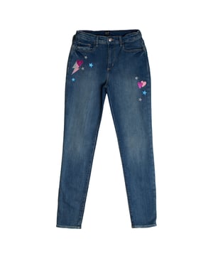 Pantalón jegging denim GAP para niña con estampados decorativos y ajuste ceñido\n\nEste pantalón jegging denim GAP para niña combina el aspecto del vaquero clásico con la comodidad y elasticidad de un tejido adaptado al movimiento. Su diseño se realza con divertidos estampados de corazones, rayos y estrellas, aportando un toque original y juvenil a cualquier conjunto.\n\nDetalles:\nCorte jegging de ajuste ceñido.\nTalle alto.\nTejido denim elástico para mayor confort.\nCintura con cierre de botón y cremallera.\nDetalles decorativos de corazones, estrellas y rayo en la parte frontal.\nCinco bolsillos funcionales.\n\nUn pantalón jegging niña versátil y cómodo, ideal para combinar con camisetas, sudaderas o blusas en cualquier temporada.\n Composición: 71% Algodón, 27% Poliéster, 2% Elastano\n Cuidados:\nLavar a máquina en frío con colores similares.\nSecar a baja temperatura.\nPlanchar a temperatura media si es necesario.