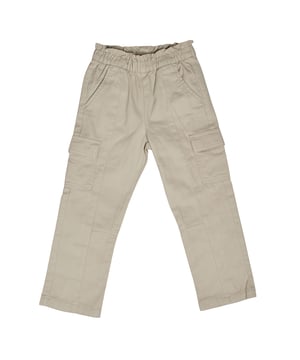Pantalón cargo GAP para niña con cintura fruncida y bolsillos laterales\n\nEste pantalón cargo GAP para niña combina estilo utilitario con comodidad total. Confeccionado en tejido resistente, cuenta con cintura elástica fruncida y múltiples bolsillos funcionales que lo hacen perfecto para el día a día o para explorar con libertad.\n\nDetalles:\nCorte recto y cómodo.\nCintura elástica fruncida sin cordón.\nTejido resistente con tacto suave de algodón.\nBolsillos diagonales delanteros.\nBolsillos laterales tipo cargo con solapa.\nBolsillos traseros.\nCosturas decorativas en las piernas.\n\nUn pantalón niña funcional y moderno, ideal para looks casuales con actitud y confort en cada aventura.\n Composición: 100% Algodón\n Cuidados:\nLavar a máquina en frío con colores similares.\nSecar a baja temperatura.\nPlanchar a temperatura media si es necesario.