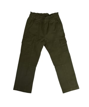Pantalón cargo GAP para niña con cintura fruncida y bolsillos laterales\n\nEste pantalón cargo GAP para niña combina estilo utilitario con comodidad total. Confeccionado en tejido resistente, cuenta con cintura elástica fruncida y múltiples bolsillos funcionales que lo hacen perfecto para el día a día o para explorar con libertad.\n\nDetalles:\nCorte recto y cómodo.\nCintura elástica fruncida sin cordón.\nTejido resistente con tacto suave de algodón.\nBolsillos diagonales delanteros.\nBolsillos laterales tipo cargo con solapa.\nBolsillos traseros.\nCosturas decorativas en las piernas.\n\nUn pantalón niña funcional y moderno, ideal para looks casuales con actitud y confort en cada aventura.\n Composición: 100% Algodón\n Cuidados:\nLavar a máquina en frío con colores similares.\nSecar a baja temperatura.\nPlanchar a temperatura media si es necesario.