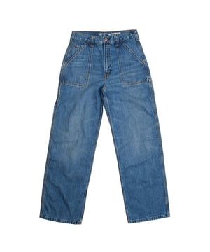 Pantalón vaquero carpenter GAP para niña con bolsillos utilitarios\n\nEste pantalón tipo carpenter de GAP para niña combina estilo casual y funcionalidad en un diseño vaquero atemporal. Presenta detalles clásicos como costuras marcadas y múltiples bolsillos, ideal para looks urbanos con actitud.\n\nDetalles:\nCorte recto y pernera amplia.\nDenim resistente con acabado suave.\nBolsillos frontales de parche y bolsillos traseros grandes.\nPresilla lateral tipo carpenter.\nCintura con trabillas y cierre con botón y cremallera.\n\nUn pantalón vaquero niña perfecto para combinar con camisetas, sudaderas o chaquetas y crear outfits cómodos y modernos.\n Composición: 100% Algodón\n Cuidados:\nLavar a máquina en frío con colores similares.\nSecar a baja temperatura.\nPlanchar a temperatura media si es necesario.