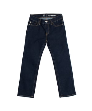 Vaqueros rectos niña para un look clásico y versátil.\n\nEstos vaqueros de GAP para niña combinan comodidad y estilo gracias a su corte recto, ideal para el uso diario. Un básico imprescindible que acompaña todos sus looks, desde los más casuales hasta los más arreglados.\n\nDetalles:\nTipo de prenda: Pantalón vaquero de niña.\nDiseño: Denim liso con costuras a contraste.\nCorte: Recto (straight), cómodo y clásico.\nCintura: Con trabillas y botón.\nMaterial: Tejido vaquero elástico y suave.\n\nUnos vaqueros niña rectos, cómodos y duraderos, pensados para acompañar cada aventura con estilo.\n Composición: 80% Algodón, 18% Poliéster, 2% Elastano\n Cuidados:\nLavar a máquina en agua fría.\nNo usar lejía.\nSecar al aire.\nPlanchar a baja temperatura.