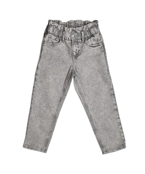 Mädchenjeans mit geraffter Taille und modernem Style.

 Diese GAP Mädchenhose bietet eine moderne Silhouette mit geraffter Taille und vereint Komfort und Stil. Ideal für den Alltag: Der weiche Denim-Stoff und die bequeme Passform machen sie zu einem funktionalen Basic für jeden Anlass.

 Details:
 Kleidungstyp: Lange Jeans für Mädchen.
 Design: Geraffte Taille mit Gürtelschlaufen und fünf Taschen.
 Taille: Gummizug mit Knopf- und Reißverschluss.
 Verschluss: Vorne mit Metallknopf und verstecktem Reißverschluss.
 Material: Weicher und strapazierfähiger Denim.
 Passform: Gerader Schnitt, bequem und modern.

 Eine vielseitige und stylische Jeans für Mädchen, die sich zu jeder Jahreszeit perfekt mit T-Shirts, Pullovern oder Sweatshirts kombinieren lässt.
 Komposition: 99 % Baumwolle, 1 % Elasthan
 Pflege:
Maschinenwäsche in kaltem Wasser.
 Verwenden Sie kein Bleichmittel.
 Lufttrocknen,
 Bei niedriger Temperatur bügeln.
 Reinige chemisch nicht.