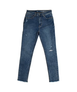 Jegging jegging de niña con efecto desgastado y dobladillo deshilachado.\n\nEste jegging denim combina el look de un vaquero clásico con la comodidad de un legging. Confeccionado en tejido elástico suave, se adapta perfectamente al cuerpo para brindar libertad de movimiento durante todo el día.\n\nDetalles:\nCintura ajustada con botón y cremallera frontal.\nBolsillos delanteros y traseros funcionales.\nEfecto desgastado con roturas sutiles en las piernas.\nCorte skinny hasta el tobillo.\nBajo con acabado deshilachado para un toque moderno y desenfadado.\n\nPantalón jegging denim perfecto para looks urbanos, casuales o para combinar con camisetas y sudaderas en cualquier estación.\n Composición: 77% Algodón, 21% Poliéster, 2% Elastano\n Cuidados:\nLavar a máquina en frío con colores similares.\nSecar a baja temperatura.\nPlanchar a temperatura media si es necesario.