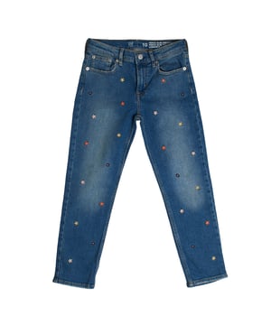Pantalón vaquero GAP para niña con flores bordadas y corte slim\n\nEste pantalón vaquero de GAP para niña destaca por su diseño de cintura alta y silueta slim, decorado con delicadas flores bordadas que aportan un toque femenino y encantador. Ideal para crear looks con personalidad en el día a día.\n\nDetalles:\nCorte slim con pierna entallada.\nCintura alta con cierre de botón y cremallera.\nTejido vaquero elástico de gran suavidad.\nBordado floral distribuido en toda la prenda.\nCinco bolsillos funcionales y trabillas para cinturón.\n\nUn vaquero niña que combina comodidad, estilo y un detalle floral que marca la diferencia en cualquier conjunto.\n Composición: 99% Algodón, 1% Elastano\n Cuidados:\nLavar a máquina en frío con colores similares.\nSecar a baja temperatura.\nPlanchar a temperatura media si es necesario.