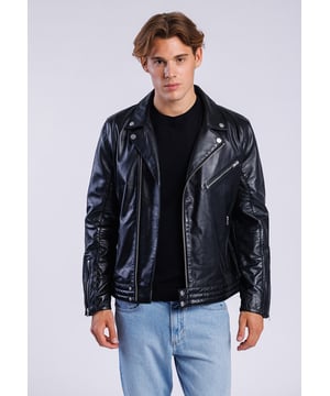 Diese Herren Bikerjacke aus hochwertigem Echtleder ist ein absolutes Statement-Piece. Mit ihrem markanten Schnitt, asymmetrischem Reißverschluss und Reverskragen verkörpert sie den rebellischen Charme der klassischen Motorradjacke.