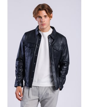 Diese schwarze Herren Lederjacke in Hemdoptik sorgt für einen stilvollen urbanen Look. Die Brusttaschen mit Patten, die Druckknopfleiste und der klassische Hemdkragen verleihen ihr einen modernen, minimalistischen Stil.