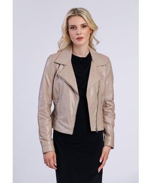 Mit dieser Damen Lederjacke bringt man stilvolle Leichtigkeit in die Garderobe. Der klassische Biker-Schnitt mit Reverskragen und silberfarbenen Reißverschlüssen verleihen einen cleanen Look. Das softe Leder sorgt für einen angenehmen Tragekomfort und lässt sich perfekt zu hellen oder dunklen Outfits kombinieren.