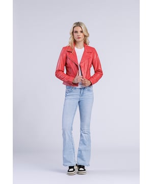 Mit dieser Damen Lederjacke bringt man stilvolle Leichtigkeit in die Garderobe. Der klassische Biker-Schnitt mit Reverskragen und silberfarbenen Reißverschlüssen verleihen einen cleanen Look. Das softe Leder sorgt für einen angenehmen Tragekomfort und lässt sich perfekt zu hellen oder dunklen Outfits kombinieren.