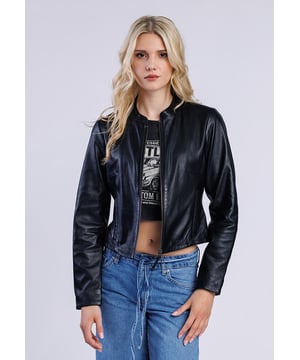 Diese elegante Damen Lederjacke in klassischem schwarz verleiht jedem Outfit das gewisse Etwas. Das taillierte Design und der moderne Stehkragen sorgen für eine feminine Silhouette. Aus hochwertigem, weichem Material gefertigt, bietet die Jacke angenehmen Tragekomfort. Perfekt kombinierbar zu Kleidern, Jeans oder Röcken - ein vielseitiges Must-have für jede Saison.