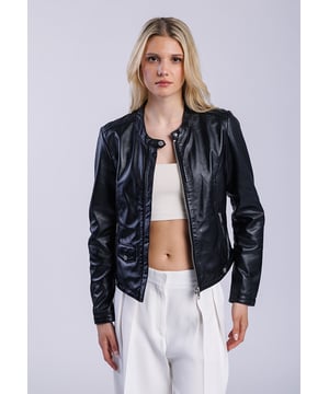 Damen Lederjacke in Schwarz – Zeitloser Chic trifft auf moderne Eleganz. Diese schwarze Damen Lederjacke ist ein Must-have für jede stilbewusste Garderobe. Der klassische, leicht taillierte Schnitt unterstreicht die feminine Silhouette und sorgt für eine perfekte Passform. Ein Stehkragen mit Druckknopf, ein durchgehender Reißverschluss sowie dezente Taschen-Details mit Druckknopf und Zipper setzen modische Akzente. Die Jacke lässt sich vielseitig kombinieren – ob lässig zur Jeans oder elegant über einem Kleid.