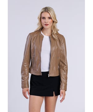 Diese Damen Lederjacke begeistert durch ihre schlichte und elegante Optik. Der moderne Rundhalsausschnitt und der taillierte Schnitt machen sie zum idealen Begleiter für jeden Anlass ob im Alltag, Büro oder abends beim Ausgehen. Das hochwertige Material fühlt sich angenehm weich an und sorgt für einen perfekten Sitz.