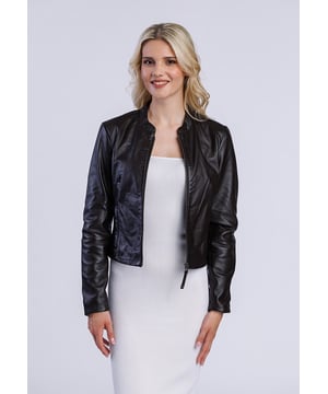 Diese elegante Damen Lederjacke in klassischem schwarz verleiht jedem Outfit das gewisse Etwas. Das taillierte Design und der moderne Stehkragen sorgen für eine feminine Silhouette. Aus hochwertigem, weichem Material gefertigt, bietet die Jacke angenehmen Tragekomfort. Perfekt kombinierbar zu Kleidern, Jeans oder Röcken - ein vielseitiges Must-have für jede Saison.
