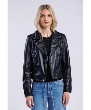 Setze ein Statement mit dieser Damen Bikerjacke im klassischen Design. Der markante Reverskragen, die silbernen Reißverschlüsse und die lässige Passform verleihen deinem Look sofort eine rockige Note. Gefertigt aus hochwertiger Leder bietet die Jacke nicht nur Stil, sondern auch angenehmen Tragekomfort. Perfekt kombinierbar mit Jeans, Kleidern oder Röcken für deinen individuellen Streetstyle.