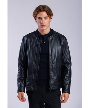 Diese Herren Lederjacke im klassischen Bomber-Stil verbindet minimalistisches Design mit hochwertigem Material. Der gerade Schnitt, der praktische Reißverschluss und die klaren Linien machen sie zu einem vielseitigen Allrounder für den Alltag.