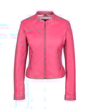 Diese Damen Lederjacke begeistert durch ihre schlichte und elegante Optik. Der moderne Rundhalsausschnitt und der taillierte Schnitt machen sie zum idealen Begleiter für jeden Anlass ob im Alltag, Büro oder abends beim Ausgehen. Das hochwertige Material fühlt sich angenehm weich an und sorgt für einen perfekten Sitz.