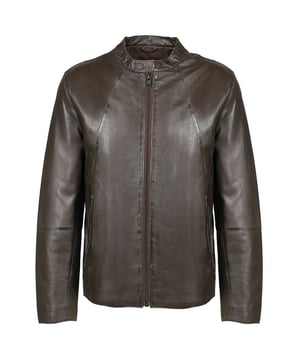 Diese braune Herren Lederjacke besticht durch ihr minimalistisches sowie cleanes Design. Der Stehkragen mit Druckknopf und der dezente Reißverschluss verleihen der Jacke eine zeitlose und zugleich moderne Optik.
