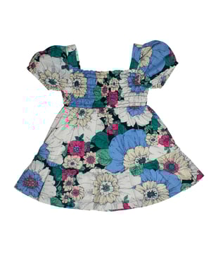 GAP Kleid mit Blumenmuster für Mädchen mit geraffter Brust\n\n Dieses Mädchenkleid von GAP vereint Eleganz und Frische dank seines bezaubernden Blumendrucks in warmen Tönen und seines gerafften Designs, das für eine bequeme und feminine Passform sorgt. Perfekt für besondere Anlässe oder für den Alltag mit Stil.\n\n Details:\n Ausgestellter Schnitt mit leichtem Schlag.\n Weicher und fließender Stoff zum Anfassen.\n Rundhalsausschnitt und kurze Puffärmel.\n Durchgehender Blumendruck in leuchtenden Tönen.\n Auf der Brust gerafft für eine bessere Passform und als dekoratives Detail.\n\n Ein ideales Mädchenkleid, das Sie mit Anmut und Komfort zu jedem Anlass tragen können, von Feiern bis hin zu Familienausflügen.\n Komposition: 100% Baumwolle\n Pflege:\nMit ähnlichen Farben kalt in der Maschine waschen.\n Bei niedriger Temperatur trocknen.\n Bei Bedarf bei mittlerer Temperatur bügeln.