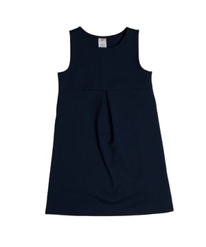 Vestido sin mangas GAP para niña con pliegue frontal y estilo versátil\n\nEste vestido sin mangas de GAP para niña destaca por su diseño minimalista y elegante, ideal tanto para el día a día como para ocasiones más formales. Su confección en punto suave lo hace cómodo y fácil de llevar.\n\nDetalles:\nTipo de prenda: Vestido sin mangas.\nDiseño: Corte recto con pliegue central que aporta amplitud.\nCuello: Redondo clásico.\nMaterial: Punto suave de algodón con buena caída.\nAjuste: Silueta relajada para mayor libertad de movimiento.\n\nUn vestido niña sencillo y atemporal, perfecto para combinar con chaquetas, leggings o camisetas interiores según la temporada.\n Composición: 36% Algodón, 34% Nylon, 24% Poliéster, 6% Elastano\n Cuidados:\nLavar a máquina en frío con colores similares.\nSecar a baja temperatura.\nPlanchar a temperatura media si es necesario.