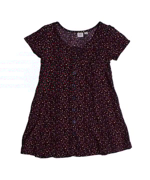 Vestido GAP para niña con botones frontales y corte evasé\n\nDiseñado para aportar comodidad y estilo, este vestido GAP para niña presenta un corte evasé que favorece la movilidad y un cierre completo de botones que añade un toque funcional y decorativo. Su tejido ligero lo convierte en una prenda versátil para uso diario o momentos especiales.\n\nDetalles:\nCorte evasé de caída fluida.\nManga corta para un uso versátil.\nCuello redondo clásico.\nBotonadura frontal completa.\nTejido ligero y cómodo.\n\nEste vestido GAP para niña es una opción ideal para crear looks frescos y desenfadados, fácilmente combinable con chaquetas o calzado casual.\n Composición: 100% Viscosa\n Cuidados:\nLavar a máquina en frío con colores similares.\nSecar a baja temperatura.\nPlanchar a temperatura media si es necesario.
