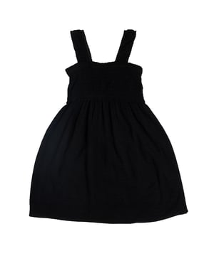 Vestido corto GAP para niña con tirantes fruncidos y busto elástico\n\nEste vestido corto de GAP para niña es ideal para el buen tiempo, gracias a su diseño ligero y cómodo. El busto fruncido se adapta al cuerpo con suavidad, mientras que los tirantes anchos aportan un detalle encantador y práctico para el día a día.\n\nDetalles:\nLargo por encima de la rodilla.\nTirantes anchos con fruncido decorativo.\nBusto elástico tipo nido de abeja.\nCorte evasé con caída fluida.\nTejido ligero y transpirable.\n\nUn vestido niña fresco y coqueto, perfecto para disfrutar del verano con estilo y libertad de movimiento.\n Composición: 100% Viscosa\n Cuidados:\nLavar a máquina en frío con colores similares.\nSecar a baja temperatura.\nPlanchar a temperatura media si es necesario.