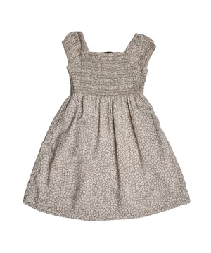 Gerafftes Kleid für Mädchen mit zartem Blumendruck.\n\n Dieses GAP Mädchenkleid ist ein leichtes und bequemes Kleidungsstück mit gerafftem Design, das sich dem Körper anschmiegt, ohne die Bewegungsfreiheit einzuschränken. Sein dezenter Blumendruck und die fließende Passform machen es zur perfekten Wahl für besondere Tage oder für den stilvollen Alltag.\n\n Details:\n Kleidungstyp: Kurzärmeliges Kleid für Mädchen.\n Design: Blumendruck mit gerafftem Körper.\n Hals: Quadratisch, elastisch und bequem.\n Verschluss: Kein Verschluss, zum Überziehen.\n Taschen: Seitlich.\n Material: Leichter und weicher Stoff.\n Passform: Figurbetonter Körper und fließender Rock.\n\n Ein ideales Mädchenkleid für die wärmeren Monate, das Frische, Stil und Komfort in einem einzigen Kleidungsstück vereint.\n Komposition: 100% Viskose\n Pflege:\nMaschinenwäsche in kaltem Wasser.\n Verwenden Sie kein Bleichmittel.\n An der Luft trocknen.\n Bei niedriger Temperatur bügeln.
