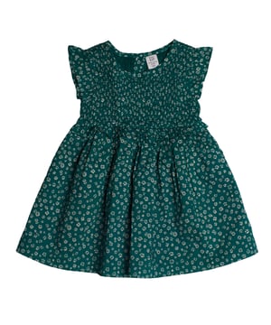 Vestido GAP para niña con estampado floral y nido de abeja en el pecho\n\nEste vestido de GAP para niña combina un encantador estampado floral con un diseño cómodo y versátil. Su parte superior fruncida tipo nido de abeja aporta elasticidad y un ajuste favorecedor, mientras que las mangas con volante completan un look delicado y fresco.\n\nDetalles:\nCorte evasé con vuelo suave.\nParte superior con nido de abeja elástico.\nMangas cortas con volantes decorativos.\nEstampado floral.\nTejido ligero y agradable al tacto.\n\nUn vestido niña ideal para primavera y verano, perfecto para combinar estilo, frescura y libertad de movimiento en cualquier ocasión.\n Composición: 100% Algodón\n Cuidados:\nLavar a máquina en frío con colores similares.\nSecar a baja temperatura.\nPlanchar a temperatura media si es necesario.