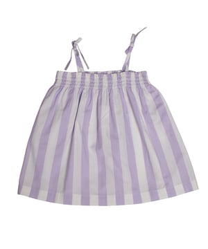 Mädchen Trägerkleid GAP mit Streifenprint und geraffter Brust\n\n Dieses GAP Mädchenkleid ist dank seines leichten und lässigen Designs ideal für warme Tage. Die festen Träger mit Schleife und die elastische Raffung auf der Brust setzen einen charmanten Akzent, während die Längsstreifen für einen frischen und stylischen Look sorgen.\n\n Details:\n Weit und luftig geschnitten.\n Weicher und atmungsaktiver Baumwollstoff.\n Feste Träger mit Schleifendetail.\n Vertikal gestreifter Druck.\n Elastische Raffung auf der Brust.\n\n Ein perfektes Mädchenkleid, um den Sommer bequem und stilvoll zu genießen.\n Komposition: 100% Baumwolle\n Pflege:\nMit ähnlichen Farben kalt in der Maschine waschen.\n Bei niedriger Temperatur trocknen.\n Bei Bedarf bei mittlerer Temperatur bügeln.