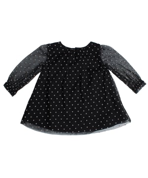 Vestido de tul con lunares GAP para niña con mangas transparentes y estilo elegante\n\nEste vestido de GAP para niña destaca por su diseño sofisticado con estampado de lunares y mangas largas de tul transparente. Con un corte cómodo y forro interior suave, es ideal para ocasiones especiales o celebraciones con un toque distinguido.\n\nDetalles:\nTejido exterior de tul con lunares bordados.\nForro interior suave para mayor confort.\nCuello redondo con pequeño fruncido.\nMangas largas transparentes con puño fruncido.\nCorte recto y holgado.\nCierre de botón en la parte trasera con abertura tipo lágrima.\n\nUn vestido niña elegante y delicado, perfecto para lucir en eventos formales o fiestas con estilo y comodidad.\n Composición: 100% Poliéster\n Cuidados:\nLavar a máquina en frío con colores similares.\nSecar a baja temperatura.\nPlanchar a temperatura media si es necesario.