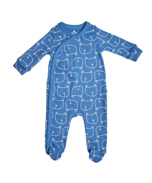 Pelele entero GAP para bebé unisex con estampado de osos y cierre lateral práctico\n\nEste pelele de GAP para bebé unisex está diseñado para brindar calidez, suavidad y total comodidad durante el descanso o los momentos de juego. Con un simpático estampado de caritas de osos, pies cubiertos y cierre lateral a presión, es una prenda funcional y encantadora para los primeros meses.\n\nDetalles:\nEstampado integral de osos.\nCuello redondo con acabado suave.\nManga larga.\nCierre lateral con botones a presión.\nPies cubiertos para mayor abrigo.\nTejido suave al tacto de algodón.\n\nUn pelele bebé práctico y cómodo, perfecto para acompañar cada momento de descanso o juego.\n Composición: 100% Algodón\n Cuidados:\nLavar a máquina en agua fría.\nNo usar lejía.\nSecar al aire.\nPlanchar a baja temperatura.\nNo lavar en seco.