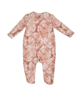 Pelele de una pieza GAP para bebé con diseño integral y máxima suavidad\n\nEste pelele de GAP es perfecto para el descanso y la comodidad de tu bebé. Está confeccionado en tejido extrasuave y presenta cierre frontal con cremallera para facilitar el cambio. El diseño integral cubre los pies, manteniendo al bebé abrigado durante toda la noche.\n\nDetalles:\nTipo de prenda: Pelele largo para bebé.\nDiseño: Integral con estampado.\nCierre: Cremallera frontal con protector en el cuello.\nMangas: Largas.\nPiernas: Cerradas (con pies).\nMaterial: Tejido suave y agradable al tacto de algodón.\n\nUna prenda ideal para envolver a tu bebé en confort, perfecta tanto para dormir como para relajarse en casa.\n Composición: 100% Algodón\n Cuidados:\nLavar a máquina en agua fría.\nNo usar lejía.\nSecar al aire.\nPlanchar a baja temperatura.\nNo lavar en seco.