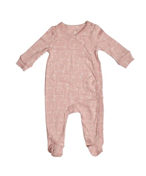 Pelele entero GAP para bebé unisex con estampado de osos y cierre lateral práctico\n\nEste pelele de GAP para bebé unisex está diseñado para brindar calidez, suavidad y total comodidad durante el descanso o los momentos de juego. Con un simpático estampado de caritas de osos, pies cubiertos y cierre lateral a presión, es una prenda funcional y encantadora para los primeros meses.\n\nDetalles:\nEstampado integral de osos.\nCuello redondo con acabado suave.\nManga larga.\nCierre lateral con botones a presión.\nPies cubiertos para mayor abrigo.\nTejido suave al tacto de algodón.\n\nUn pelele bebé práctico y cómodo, perfecto para acompañar cada momento de descanso o juego.\n Composición: 100% Algodón\n Cuidados:\nLavar a máquina en agua fría.\nNo usar lejía.\nSecar al aire.\nPlanchar a baja temperatura.\nNo lavar en seco.