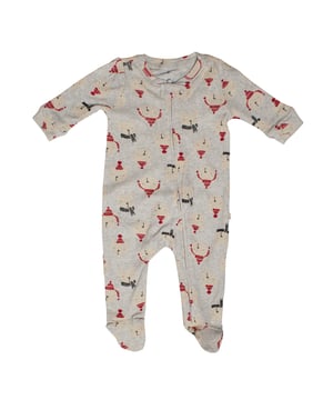 Pelele GAP para bebé con cremallera frontal y diseño cómodo\n\nEste pelele de GAP para bebé combina suavidad y funcionalidad, ideal para mantener al pequeño abrigado durante todo el día. Su diseño con cremallera facilita el cambio y su tejido confortable lo convierte en una prenda esencial.\n\nDetalles:\nCorte entero con manga larga y pies cubiertos.\nTejido suave de algodón agradable al tacto.\nCremallera frontal con protector interior para mayor seguridad.\nCuello redondo y puños elásticos.\nAjuste cómodo que permite libertad de movimiento.\n\nUn pelele bebé ideal para el uso diario, pensado para brindar confort, seguridad y libertad de movimiento en cada momento.\n Composición: 100% Algodón\n Cuidados:\nLavar a máquina en frío con colores similares.\nSecar a baja temperatura.\nPlanchar a temperatura media si es necesario.