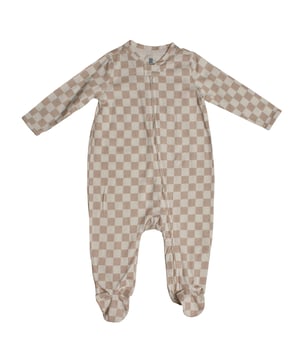 GAP Baby One-Piece Romper with All-Over Design and Maximum Softness\n\n This GAP romper is perfect for your baby's rest and comfort. It's made of extra-soft fabric and features a zippered front for easy changing. The full design covers the feet, keeping baby warm all night long.\n\n Details:\n Garment type: Long baby romper.\n Design: Full length with print.\n Closure: Front zipper with neck protector.\n Sleeves: Long.\n Legs: Closed (with feet).\n Material: Soft and pleasant to the touch cotton fabric.\n\n An ideal garment to wrap your baby in comfort, perfect for both sleeping and relaxing at home.\n Composition: 100% Cotton\n Care:\nMachine wash in cold water.\n Do not use bleach.\n Air dry.\n Iron at low temperature.\n Do not dry clean.