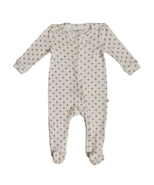 Pelele GAP para bebé con cremallera frontal y diseño cómodo\n\nEste pelele de GAP para bebé combina suavidad y funcionalidad, ideal para mantener al pequeño abrigado durante todo el día. Su diseño con cremallera facilita el cambio y su tejido confortable lo convierte en una prenda esencial.\n\nDetalles:\nCorte entero con manga larga y pies cubiertos.\nTejido suave de algodón agradable al tacto.\nCremallera frontal con protector interior para mayor seguridad.\nCuello redondo y puños elásticos.\nAjuste cómodo que permite libertad de movimiento.\n\nUn pelele bebé ideal para el uso diario, pensado para brindar confort, seguridad y libertad de movimiento en cada momento.\n Composición: 100% Algodón\n Cuidados:\nLavar a máquina en frío con colores similares.\nSecar a baja temperatura.\nPlanchar a temperatura media si es necesario.