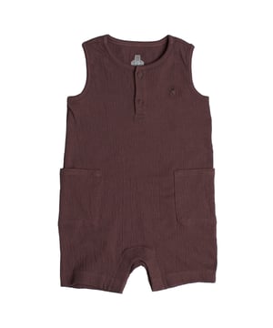 GAP mouwloze jongensoverall met een zachte textuur en praktische zakken\n\n Deze korte jumpsuit voor babyjongens van GAP biedt koelte, comfort en bewegingsvrijheid op warmere dagen. Door de textuur, de mouwloze snit en de praktische zakken is dit het ideale zomerkledingstuk.\n\n Details:\n Geplooide look.\n Ronde hals, knoopsluiting in de nek.\n Dikke bandjes\n Brannan-beer borduursel op de borst.\n Met zakken.\n Drukknoopdetail in het kruis voor gemakkelijk aan- en uitkleden.\n\n Een comfortabele en functionele jumpsuit die je zal vergezellen op elk avontuur op warme dagen.\n Samenstelling: 99% katoen, 1% elastaan\n Onderhoud:\nMachinewas in koud water.\n Geen bleekmiddel gebruiken.\n Aan de lucht laten drogen.\n Strijken op lage temperatuur.\n Niet chemisch reinigen.