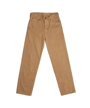 Jungenjeans mit klassischer Passform und vielseitigem Stil.\n\n Diese gerade geschnittene Jungenhose ist eine praktische und bequeme Wahl für den Alltag. Mit ihrem klassischen Fünf-Taschen-Design, Gürtelschlaufen sowie Knopf- und Reißverschluss bietet sie Funktionalität und lässigen Stil für jeden Anlass.\n\n Details:\n Art des Kleidungsstücks: Lange Hose für Jungen.\n Design: Gerader Schnitt im klassischen Denim-Stil.\n Taille: Mit Gürtelschlaufen und Knopf- und Reißverschluss.\n Taschen: Fünf funktionale Taschen.\n Material: Baumwoll-Stretchgewebe.\n Passform: Klassisch, bequem und gerade.\n\n Diese Jungenhose ist perfekt für den Alltag und vereint Funktionalität und zeitlosen Stil.\n Komposition: 99 % Baumwolle, 1 % Elasthan\n Pflege:\nMaschinenwäsche in kaltem Wasser.\n Verwenden Sie kein Bleichmittel.\n An der Luft trocknen.\n Bei niedriger Temperatur bügeln.