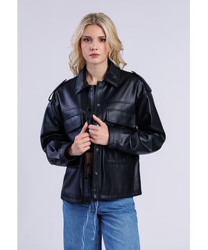 Diese schwarze Kunstlederjacke überzeugt mit klaren Linien und einem modernen, markanten Look. Der klassische Kragen, die großen aufgesetzten Pattentaschen und die stilvollen Schulterriegel verleihen der Jacke einen besonderen Charakter. Das weiche Material sorgt für angenehmen Tragekomfort, während der gerade Schnitt eine zeitlose Silhouette bietet.