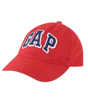 This kids' cap combines comfort and timeless design with the unmistakable embossed GAP logo. Made from durable cotton, it offers a comfortable fit thanks to its adjustable strap at the back. Ideal for sun protection with a modern, urban touch.\n\n Details:\n\n -Type of garment: Children's cap with curved visor.\n - Material: 100% cotton.\n - Style: Casual and sporty.\n - Logo: Embossed embroidery on the front.\n - Adjustment: Adjustable back strap with velcro closure.\n\n Perfect children's cap to complete any daily look with a functional accessory with lots of character.\n Composition: 100% Cotton\n Care:\nSpot clean with a damp cloth. Do not machine wash.