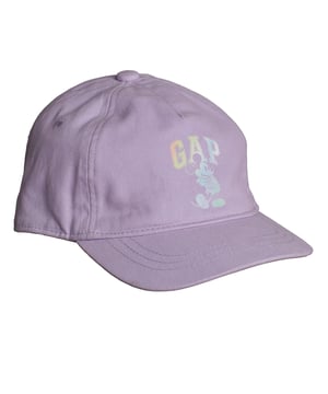 Gorra tipo béisbol GAP x Disney para niño y niña – Comodidad y estilo animado para el día a día\n\nEsta gorra tipo béisbol de GAP para niño y niña destaca por su diseño divertido inspirado en Disney y su ajuste elástico que la hace fácil de poner y cómoda para llevar a todas partes. Ideal para proteger del sol mientras aporta un toque original al look diario.\n\nDetalles:\nTipo de prenda: Gorra tipo béisbol con visera curvada.\nDiseño: Estampado frontal de GAP con personaje Disney.\nCierre: Banda elástica trasera.\nMaterial: Tejido suave y resistente de algodón.\nTalla: Infantil, con ajuste elástico.\n\nUna gorra niños práctica y cómoda para uso diario, perfecta para completar cualquier look casual infantil.\n Composición: 100% Algodón\n Cuidados:\nLavar a mano con agua fría.\nNo usar lejía ni blanqueadores.\nNo secar en secadora.\nSecar al aire libre, a la sombra.