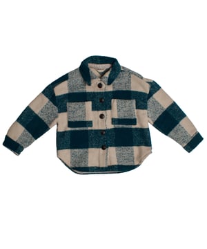 Chaqueta de borreguito GAP para niña con bolsillos frontales\n\nEsta chaqueta de borreguito de GAP para niña ofrece suavidad, calidez y un toque moderno, perfecta para los días frescos. Su diseño versátil permite usarla como abrigo ligero en entretiempo o como capa adicional en invierno.\n\nDetalles:\nCorte recto para un ajuste cómodo y relajado.\nTejido cálido tipo borreguito.\nCierre frontal con botones grandes.\nDos bolsillos frontales de parche funcionales.\nBajo redondeado con acabado moderno.\n\nUna chaqueta de borreguito niña práctica y acogedora, ideal para mantener el confort sin perder estilo.\n Composición: 75% Poliéster, 11% Acrílico, 6% Viscosa, 6% Otras fibras, 2% Lana\n Cuidados:\nLavar a máquina en agua fría  y ciclo delicado.\nUsar detergentes suaves.\nUsar secadora a baja temperatura.\nPlanchar a bajas temperaturas.